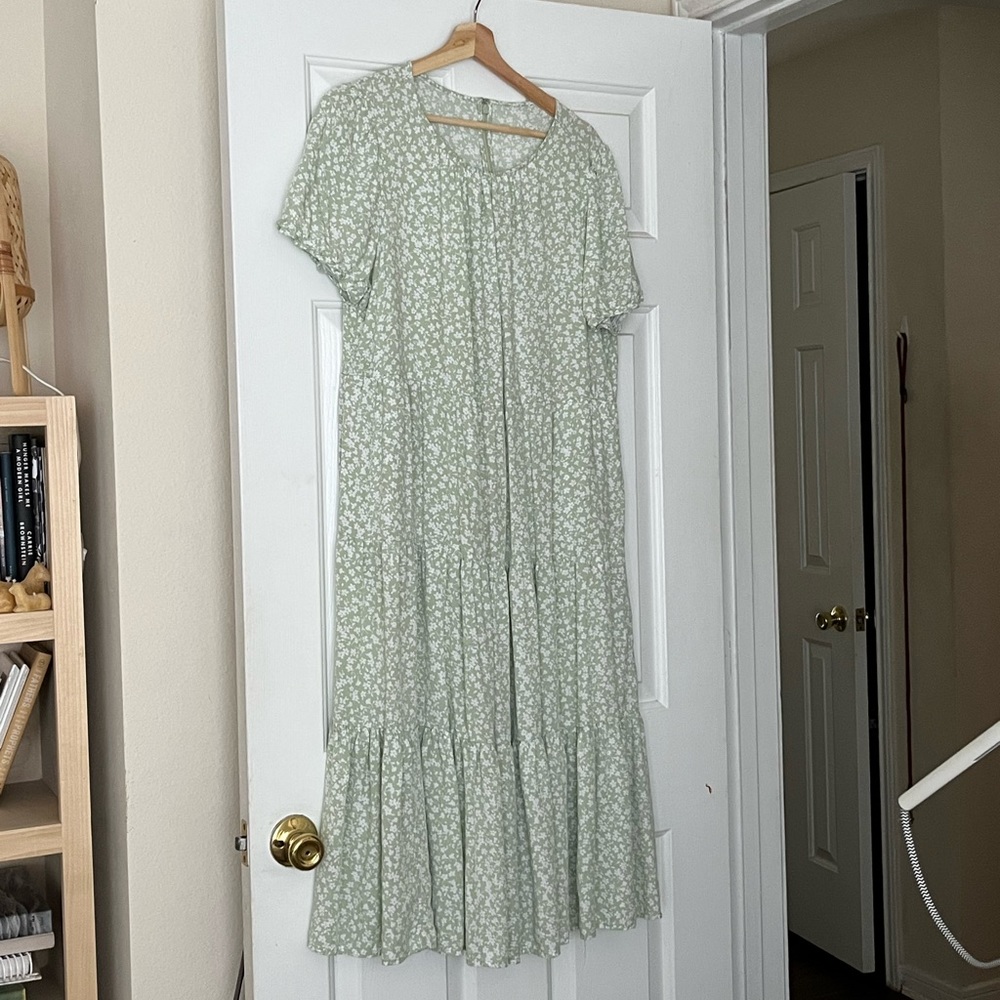 FLORAL PUFF-SLEEVE TIERED MIDI DRESS